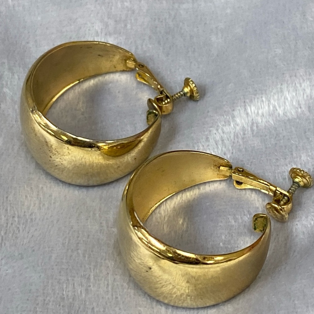 Vintage Napier Wide Gold Toned Loop Earrings Signed Clip On Screwback